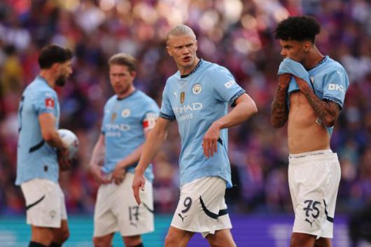 엘링 홀란(오른쪽 두 번째) 등 맨체스터 시티 선수들이 18일 영국 런던의 웸블리 스타디움에서 열린 크리스털 팰리스와 2024~25시즌 FA컵 결승에서 패한 뒤 아쉬운 표정을 짓고 있다. 런던=로이터 연합뉴스