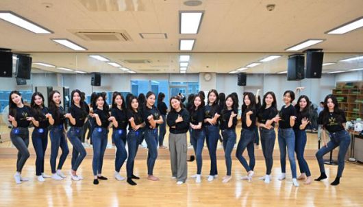 17일 영남이공대 천마스퀘어 플로어실에서 최윤정(가운데) 안무감독과 2025 미스경북 후보자들이 퍼포먼스를 연습을 하고 있다. 윤창식 기자