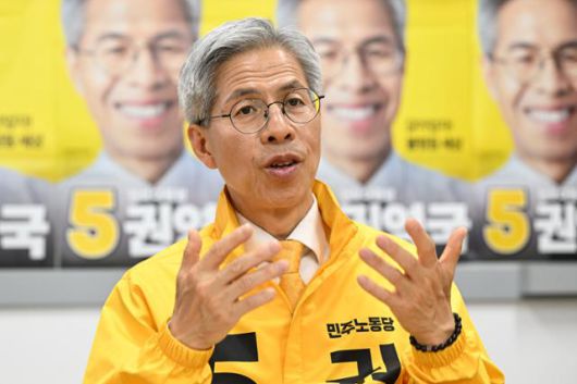 권영국 민주노동당 대선 후보가 15일 서울 구로구 당사에서 본보와 인터뷰하고 있다. 박시몬 기자