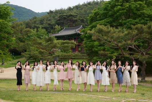 2025 미스경북 후보자들이 13일 달성군 구지면 도동서원에서 원피스를 입고 손하트로 프로필 촬영에 임하고 있다. 윤창식 기자