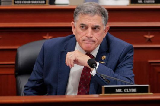 앤드루 클라이드(조지아) 미국 공화당 연방 하원의원이 16일 워싱턴에서 열린 하원 예산위원회의 마크업(법안 수정) 청문회에 참석해 있다. 그는 이날 공화당 발의 세제 법안 표결에서 반대표를 던진 당내 재정 강경파 5명 중 한 명이다. 워싱턴=AFP 연합뉴스