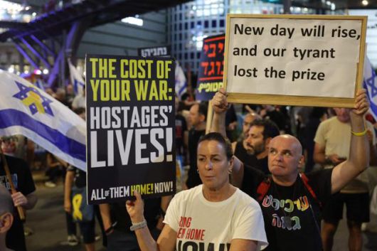 가자지구 공격에 반대하는 이스라엘 시민들이 17일 텔아비브의 국방부 청사 앞에서 반전 시위를 벌이고 있다. 텔아비브=AFP 연합뉴스