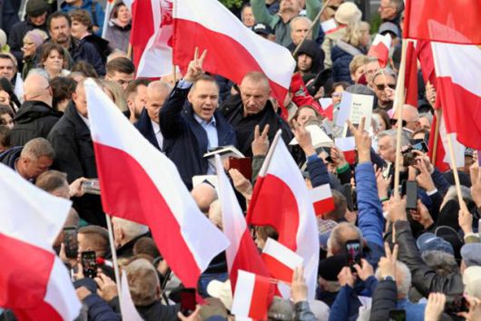 법과정의당(PiS) 지지를 받는 무소속 카롤 나브로츠키 후보가 16일 선거 유세에서 유권자들의 지지를 호소하고 있다. 로이터 연합뉴스
