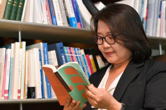 설송아 작가가 지난달 30일 서울 중구 한국일보에서 자신의 첫 에세이 '여자는 죽지 않았다'를 살펴보고 있다. 그는 북한대학원대학교에서 북한의 지역경제와 시장을 주제로 박사 학위를 받은 북한학 연구자이자 앞서 '태양을 훔친 여자'라는 소설을 출간한 작가이기도 하다. 남동균 인턴기자