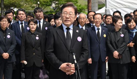 이재명 더불어민주당 대통령 후보가 18일 광주 북구 국립5·18민주묘지에서 열린 제45주기 5·18 민주화운동기념식에 참석한 뒤 취재진의 질의에 답하고 있다. 광주=뉴스1