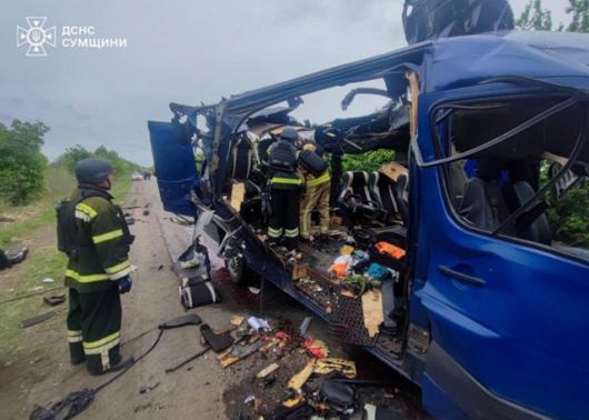 우크라이나 응급 서비스 구조대원들이 17일 우크라이나 수미 지역 빌로필리아 마을에서 러시아 무인기(드론)의 공격을 받아 숨진 민간인 버스 승객들의 시신을 수습하고 있다. 우크라이나 응급 서비스가 제공한 사진. 수미=AP 연합뉴스