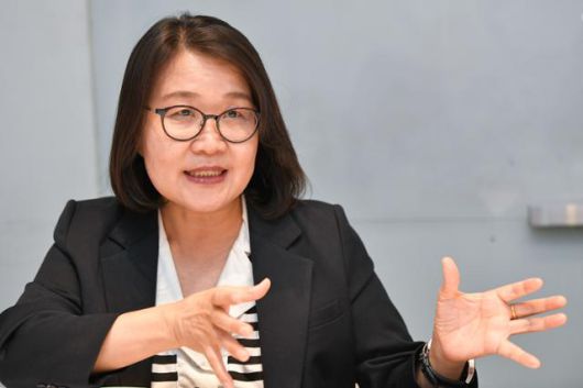 책 '여자는 죽지 않았다'를 쓴 설송아 작가가 지난달 30일 서울 중구 한국일보에서 인터뷰를 하고 있다. '북한 페미니즘으로 사회 변화를 조명하다'는 주제로 쓴 원고가 지난해 통일부 남북통합문화콘텐츠 창작지원 공모에 선정되면서 출간됐다. 원래 본인이 달았던 책 제목은 '페미니즘, 사회주의 흔들다'다. 남동균 인턴기자