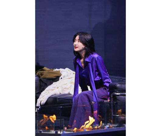 최근 서울 강서구에 위치한 LG아트센터에서 이영애는 본지와 만나 연극 '헤다 가블러' 관련 인터뷰를 진행했다. 연극 '헤다 가블러'는 입센의 고전을 미니멀한 무대와 대형 스크린 등을 활용해 현대적 감각으로 재탄생한 공연이다. LG아트센터 제공