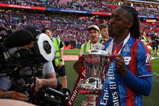 크리스털 팰리스의 에버레치 에제(오른쪽)가 18일 영국 런던의 웸블리 스타디움에서 열린 맨체스터 시티와 2024~25시즌 FA컵 결승전에서 전반 선제골이자 결승골로 1-0 승리, 우승 트로피를 들고 자축하고 있다. 런던=AFP 연합뉴스