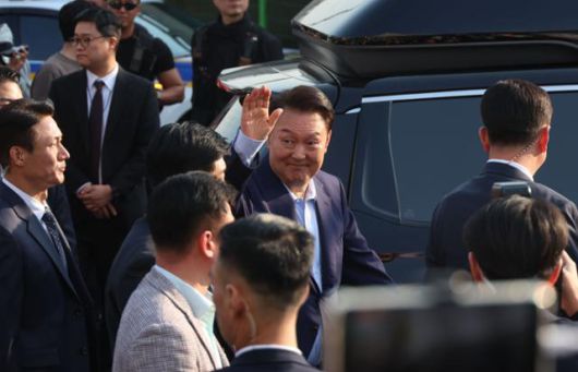 윤석열 전 대통령이 4월 11일 서울 용산구 한남동 대통령 관저를 떠나며 지지자들에게 인사하고 있다. 뉴시스