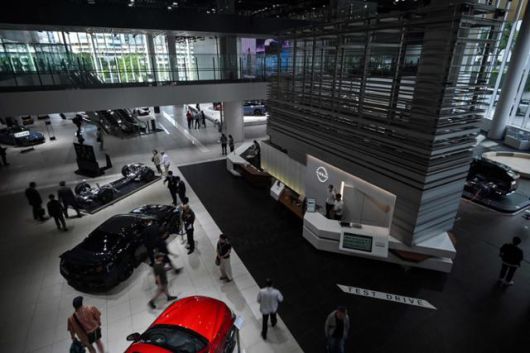 자동차를 보러 온 방문객들이 13일 일본 가나가와현 요코하마시의 한 닛산 전시장을 둘러보고 있다. 요코하마=AFP 연합뉴스