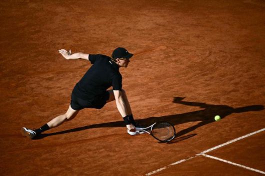 얀니크 신네르(이탈리아)가 18일 이탈리아 로마에서 열린 남자프로테니스(ATP) 투어 BNL 이탈리아 인터내셔널 단식에서 카를로스 알카라스(스페인)를 상대로 백핸드 샷을 시도하고 있다. 로마=AFP 연합뉴스