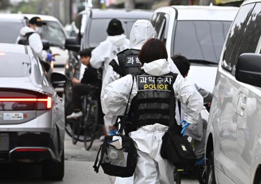 50대 중국 동포가 시민을 잇달아 흉기로 찌르는 사건이 발생한 19일 경기 시흥시 정왕동 사건현장에서 과학수사대가 현장 감식을 마친 뒤 이동하고 있다. 뉴시스