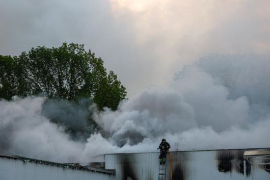 러시아가 쏜 무인기(드론) 공격으로 18일 우크라이나 키이우 외곽에서 큰 연기가 발생하고 있다. 키이우=로이터 연합뉴스