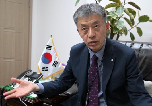 서영준 영월의료원장이 9일 강원 영월군 영월의로원에서 한국일보와 인터뷰하고 있다. 서 원장은 직원들에게 병원 공간을 모두 내주고, 병원 옆 다른 건물에 사무실을 마련해 일하고 있다. 예전에 어린이집이었던 곳이라고 한다. 영월=김표향 기자