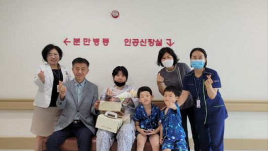 지난해 5월 21일 강원 영월군 영월의료원에서 21개월 만에 아이가 태어났다. 서영준(왼쪽 두 번째) 원장과 의료진이 아이를 품에 안은 산모(가운데)를 축하해주고 있다. 영월의료원 제공