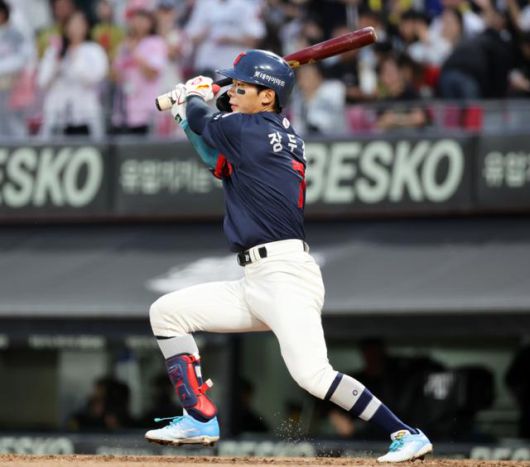 롯데 장두성이 15일 광주KIA챔피언스필드에서 열린 KIA전에서 3회 안타를 때리고 있다. 광주=연합뉴스