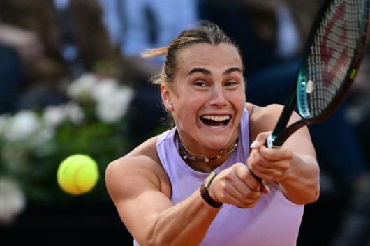 여자 테니스 세계 1위 아리나 사발렌카(벨라루스)가 14일 이탈리아 로마에서 열린 여자프로테니스(WTA) 투어 BNL 이탈리아 인터내셔널에서 포핸드를 치고 있다. 로마=AFP 연합뉴스