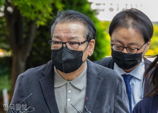 윤석열 전 대통령 부부의 청탁금지법 위반 의혹에 연루된 ‘건진법사’ 전성배씨가 12일 불법 정치자금 수수 혐의 2차 재판을 받기 위해 서울 남부지방법원으로 출석하고 있다. 정다빈 기자