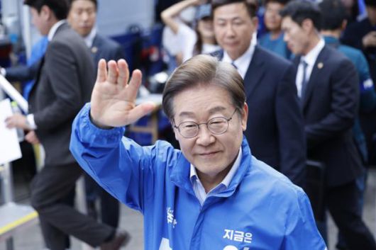 이재명 더불어민주당 대선 후보가 수도권 표심 잡기에 나선 20일 경기 파주시 금릉역 중앙광장에서 열린 유세에서 시민들에게 인사하고 있다. 뉴스1