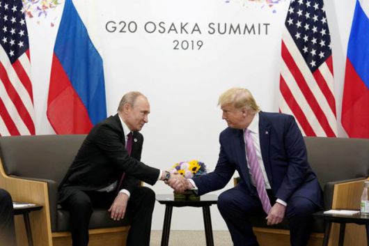 주요 20개국(G20) 정상회의가 열린 일본 오사카에서 2019년 6월 28일 양자 회담을 위해 만난 도널드 트럼프(오른쪽) 당시 미국 대통령과 블라디미르 푸틴 러시아 대통령이 악수하고 있다. 로이터 연합뉴스 자료사진
