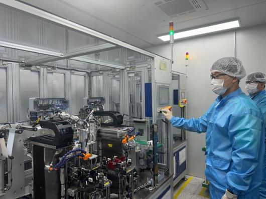 14일 세종시에 있는 포스코퓨처엠 에너지소재연구소에서 한 연구원이 개발 중인 양극재와 음극재로 배터리셀을 제조해 성능 테스트를 하고 있다. 포스코퓨처엠 제공