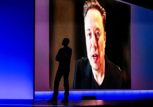 사티아 나델라(왼쪽) 마이크로소프트 최고경영자(CEO)가 19일 '마이크로소프트 빌드 2025' 행사에서 기조연설 도중 일론 머스크 xAI 창업자가 등장한 녹화 영상을 지켜보고 있다. 시애틀=AFP 연합뉴스