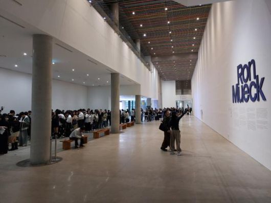 서울 종로구 국립현대미술관에서 진행 중인 '론 뮤익' 전시에는 한 달 동안 21만 명이 다녀갔다. 국립현대미술관 제공