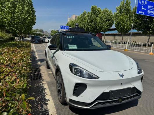 뤄보콰이파오 차량이 12일 우한 도심에서 주행을 마친 뒤 목적지에서 잠시 정차하고 있다. 우한=이혜미 특파원