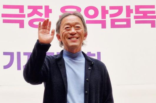 세계 최고의 오페라극장인 이탈리아 밀라노 라 스칼라 극장의 음악감독으로 선임된 정명훈 클래식부산 예술감독이 19일 부산 부산진구 부산콘서트홀 대공연장에서 열린 기자간담회에 참석해 인사를 하고 있다. 부산=뉴스1