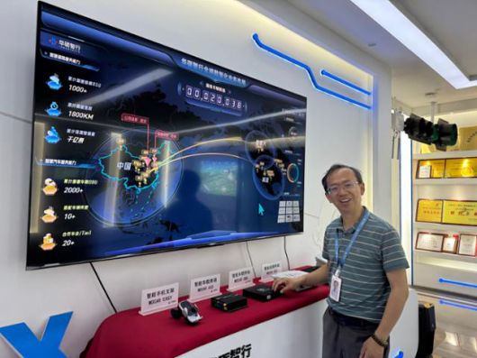 자율주행 생태계의 또 다른 축인 '스마트 도로'를 구축하는 화리즈싱의 런쉐펑 부사장이 13일 우한 소재 화리즈싱 본사에서 자사의 도로 정보 수집 단말기를 소개하고 있다. 우한=이혜미 특파원