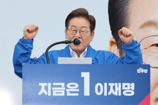 이재명 더불어민주당 대선 후보가 16일 전북 익산시 익산역 동부광장에서 열린 유세에서 연설하고 있다. 뉴시스