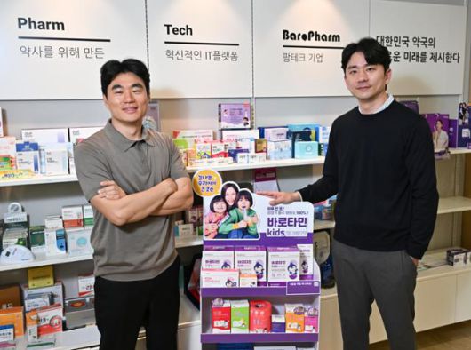 바로팜을 창업한 김슬기(오른쪽) 대표와 신경도 부대표가 서울 강남구 역삼로 사무실에서 자체 생산하는 건강기능 식품을 소개하고 있다. 이를 위해 바로팜은 지난해 아워팜을 인수했고 올해 동남아 수출을 추진한다. 정다빈 기자