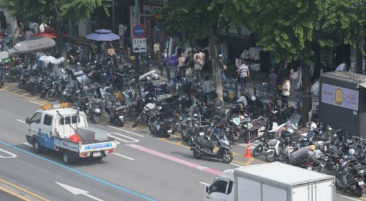 깊어지는 불황에 올해 들어 넉 달 연속으로 자영업자가 감소세를 보였다. 문을 닫는 자영업자가 늘면서 정부에 폐업 지원을 신청한 건수는 이미 연간 목표치인 3만 건에 육박했다. 통계청에 따르면 지난달 자영업자는 561만5,000명으로 작년 같은 달보다 6,000명 줄었다. 사진은 19일 서울 한 전통시장 부근에 배달 오토바이가 대기해 있는 모습. 연합뉴스