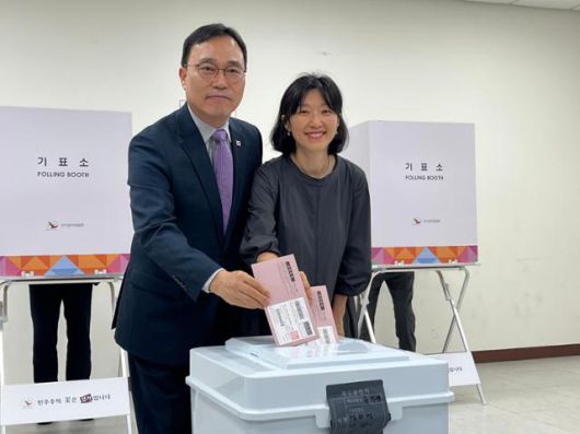 20일 베트남 하노이 주베트남 한국대사관에 마련된 21대 대선 재외국민 선거 투표소에서 최영삼 대사 부부가 기표함에 투표 용지를 넣고 있다. 하노이=허경주 특파원