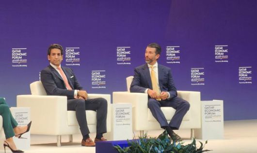 21일 도널드 트럼프 미국 대통령의 장남인 트럼프 주니어(오른쪽)가 카타르 도하에서 열린 제5회 카타르경제포럼에 대담자로 참석하고 있다. 도하=연합뉴스