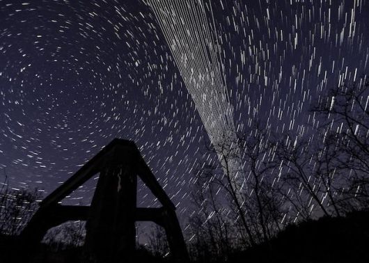 2020년 4월 헝가리 노그라드주 상공 밤하늘에서 찍은 스타링크 위성들이 궤적을 이루고 있다. EPA 연합뉴스