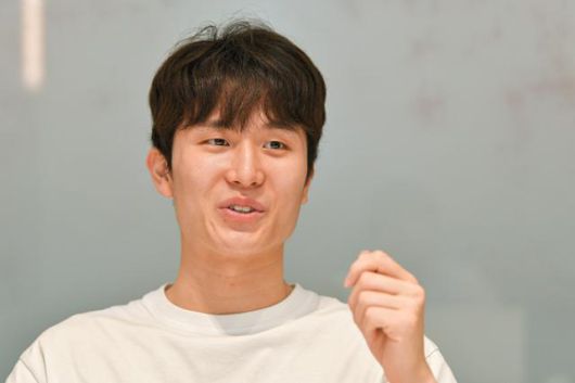 양준석이 올 시즌 우승 과정에서의 기여도와 새 시즌 연봉협상에 대한 질문을 받자 웃음기 섞인 표정으로 답하고 있다. 남동균 인턴기자