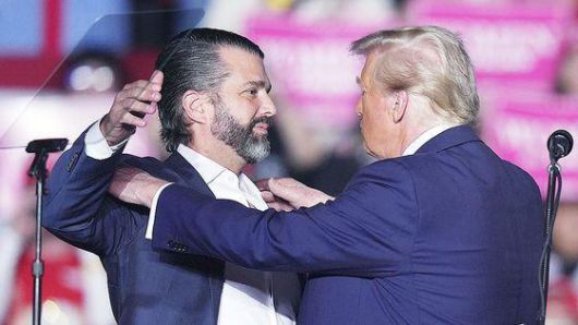 지난해 11월 도널드 트럼프(오른쪽) 미국 대통령이 자신의 장남인 도널드 트럼프 주니어와 포옹하기 위해 다가서고 있다. 워싱턴=로이터 연합뉴스