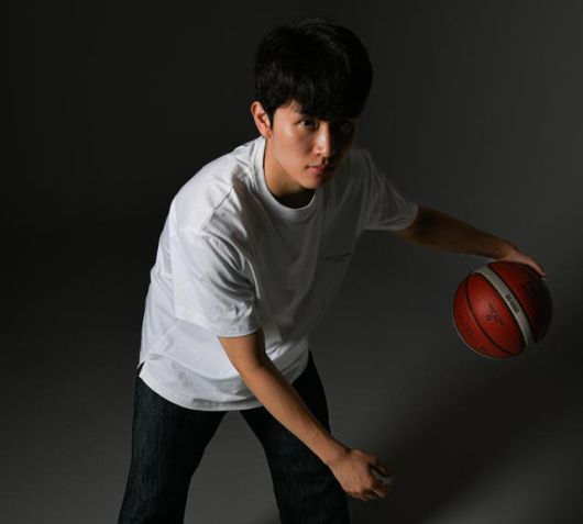 양준석이 20일 서울 중구 한국일보 본사에서 농구공으로 드리블을 하고 있다. 남동균 인턴기자