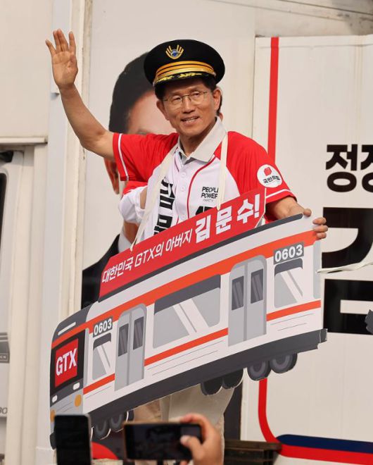김문수 국민의힘 대선 후보가 21일 경기 파주시 야당동 새암공원에서 열린 유세에서 GTX 기관사 모자를 쓰고 다음 유세장으로 출발하고 있다. 파주=하상윤 기자
