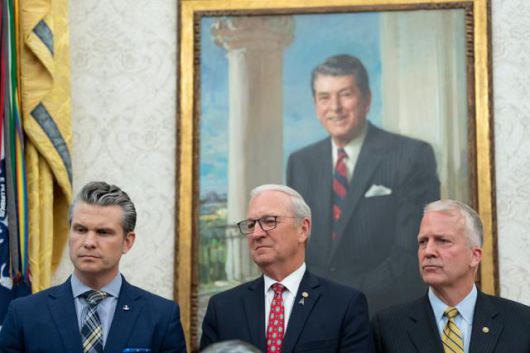 피트 헤그세스(왼쪽부터) 미국 국방장관과 미 공화당 소속 케빈 크레이머, 댄 설리번 연방 상원의원이 20일 워싱턴 백악관에서 도널드 트럼프 미 대통령의 ‘미국을 위한 골든돔’ 구상을 듣고 있다. 배경 초상화 속 인물은 미소 냉전기 ‘스타워즈’ 구상을 추진했던 로널드 레이건 전 미국 대통령. 워싱턴=UPI 연합뉴스