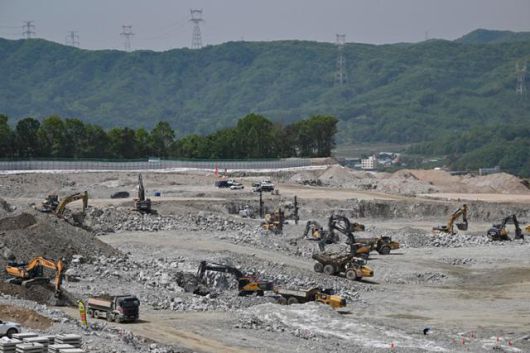 8일 경기 용인시 처인구 용인 클러스터 일반산단 부지에 공사가 진행되고 있다. SK하이닉스는 120조 원을 들여 이곳에 생산공장(팹) 4기와 50여 개 소재부품장비 협력단지, 열병합발전소 등 관련 시설을 짓는다. 정다빈 기자
