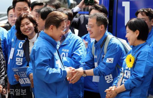 이재명(앞줄 왼쪽) 더불어민주당 대선 후보가 19일 서울 용산역광장에서 열린 집중유세에 참석해 이날 입당한 김상욱 의원과 악수하고 있다. 고영권 기자