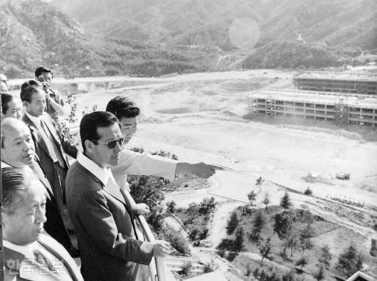 1973년 김종필(왼쪽에서 두 번째 선글라스 쓴 남성) 당시 국무총리가 양탁식 서울시장, 한심석 서울대 총장, 이훈섭 서울대 종합캠퍼스 건설본부장의 안내로 서울 관악산의 서울대 종합캠퍼스 건설공사 현장을 둘러보고 있다. 한국일보 자료사진