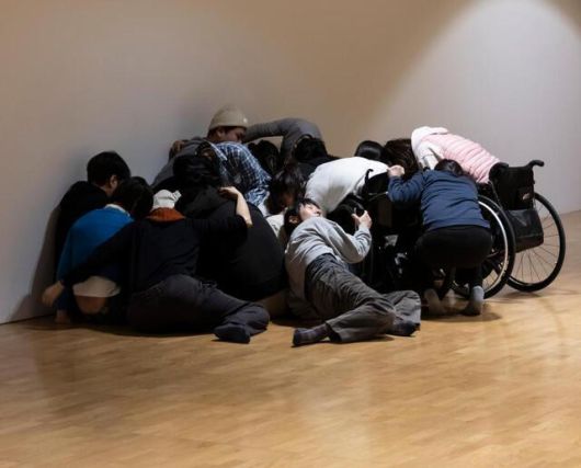 광주 국립아시아문화전당에서 진행하는 퍼포먼스 ‘안녕히 엉키기’의 한 장면. 국립아시아문화전당 제공