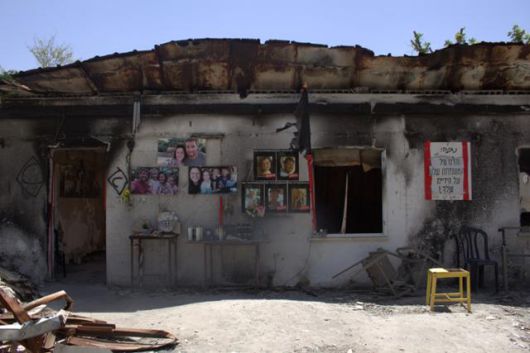 2023년 10월 7일 팔레스타인 무장 정파 하마스가 이스라엘 남부 니르오즈 키부츠를 기습 공격할 때 전소된 주택에 20일 희생된 거주자들의 사진이 붙어있다. 니르오즈=김현종 기자