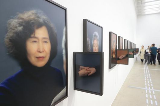 천경우 작가의 '의지하거나 의지되거나'는 퍼포먼스를 바탕으로 만든 사진과 설치 작품이다. 두 사람이 손을 마주 잡고 서로를 응시하는 장면을 기록해 사진으로 담았다. 연합뉴스