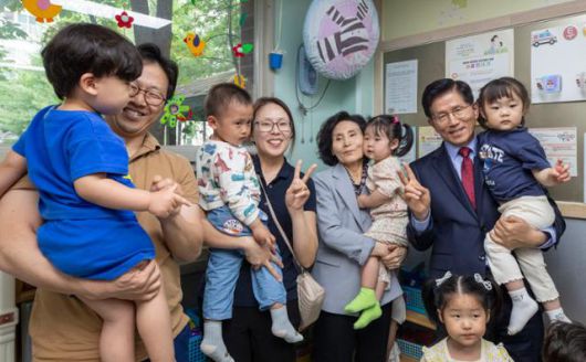 22일 경기 광명시 자연누리어린이집. 김문수(오른쪽부터) 국민의힘 대통령 후보가 배우자 설난영 여사, 딸 김동주씨, 사위와 함께 어린이들을 만나고 있다. 하상윤 기자