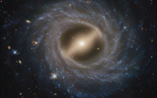 양털처럼 보이는 소용돌이 은하 (NGC 5335)의 모습. 소용돌이 모양이 작은 양털 조각이 많이 모여 있는 것처럼 보인다. NASA/ESA/STScI